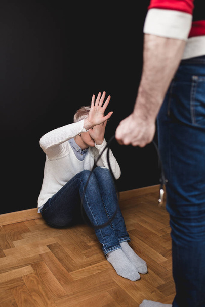 Gewalt in der Familie - aggressiver und nervöser Mann streitet mit Ehefrau. - Foto, Bild