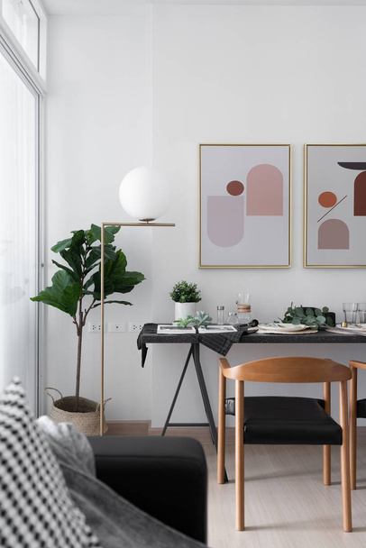 Stylowy kącik jadalny z naczynia i rośliny w stylu skandynawskim Apartament   - Zdjęcie, obraz
