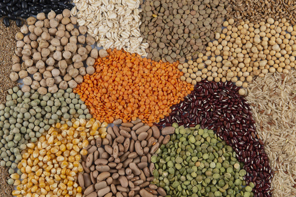 Grande collection de différentes céréales et graines comestibles
. - Photo, image