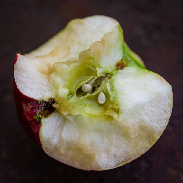 Fraîchement mordu rouge Apple close-up
 - Photo, image