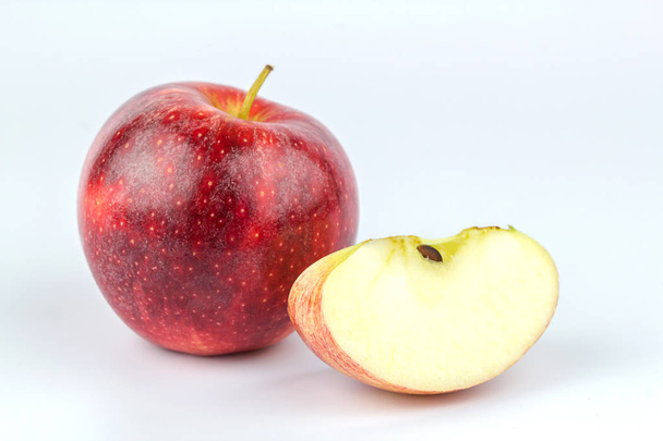 Закрыть нарезанный красный яблоко изолированы на белом фоне
. - Фото, изображение