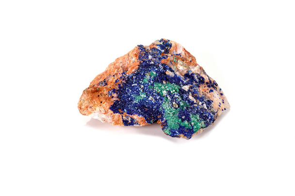 Makro mineraali kivi malakiitti ja azurite vastaan valkoinen backgrou
 - Valokuva, kuva