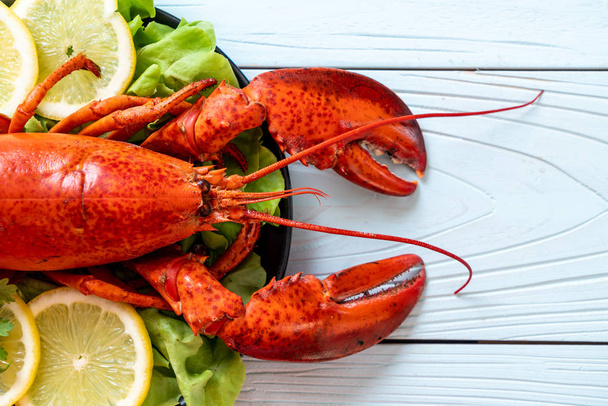 boiled lobster with vegetable and lemon - Zdjęcie, obraz