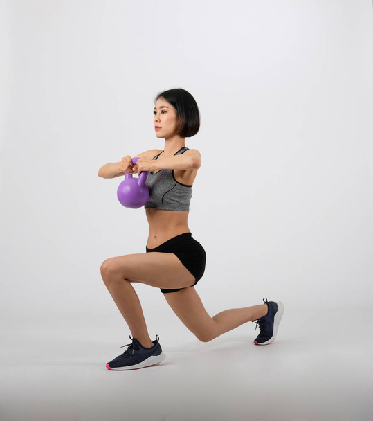 спортивная женщина в спортивной одежде с гирями, занимающаяся фитнесом
 - Фото, изображение