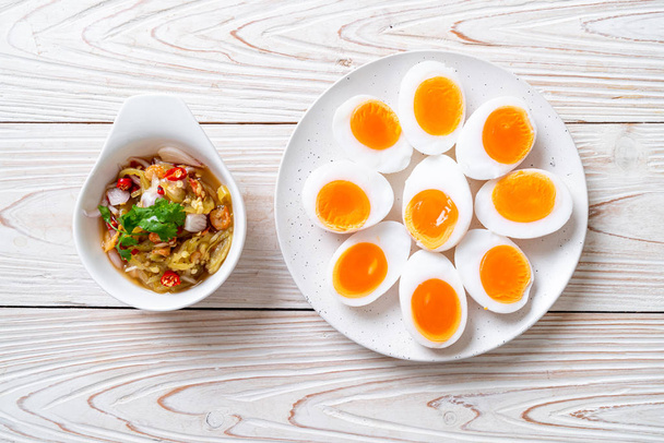 Мягкие вареные яйца пряный салат
  - Фото, изображение