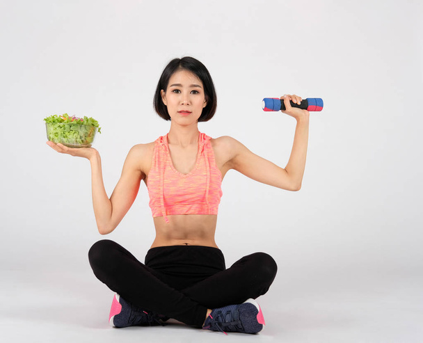 sportos fitness nő sportruházat növényi saláta súlyzó - Fotó, kép
