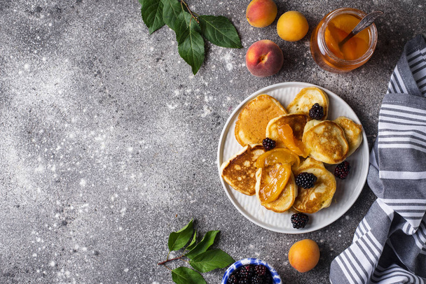 Pancakes with apricot jam and berry - Fotoğraf, Görsel