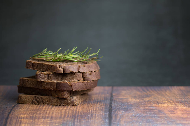 Whole grain rye bread cocoa on a dark wooden background.  - Foto, Bild