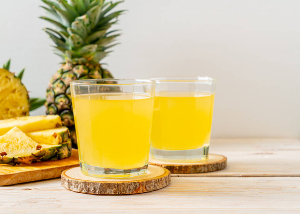 fresh pineapple juice - Foto, afbeelding
