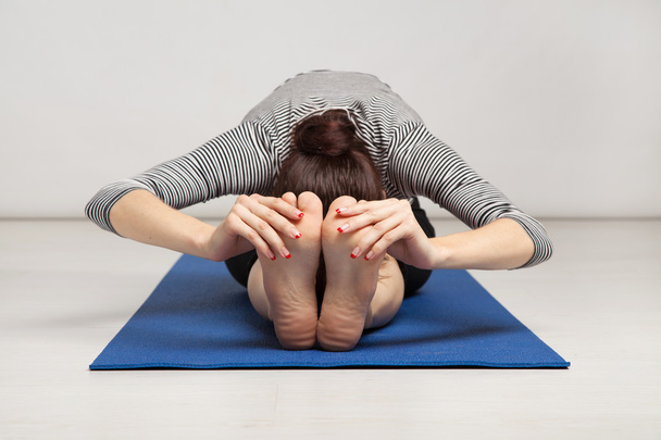 Jeune femme excersising yoga
 - Photo, image