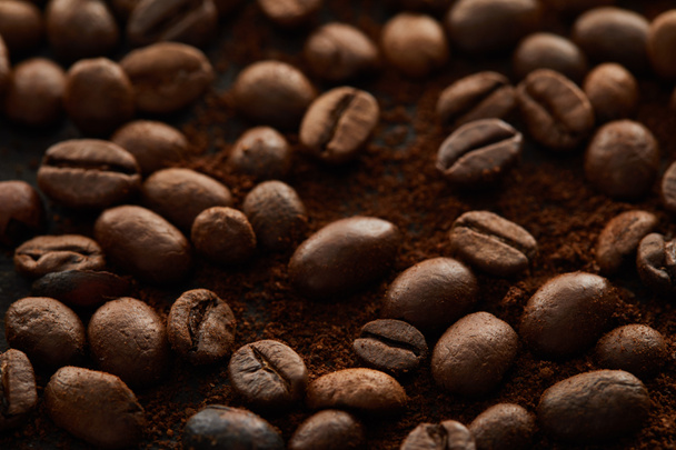 Őrölt kávéval kevert pörkölt kávészemek - Fotó, kép
