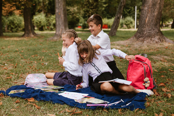 Dzieci w wieku szkolnym bawią się. Dzieci bawią się w parku - Zdjęcie, obraz