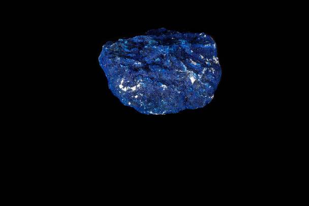 Makro ásványi kő Azurite a siltstone ellen fekete háttér mintázata - Fotó, kép