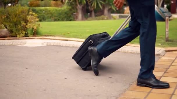 Seyahat çantası veya bavulile yürürken mavi takım elbise giyen Hintli işadamı - Video, Çekim