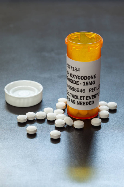Frasco de prescripción con comprimidos retroiluminados de oxicodona. La oxicodona es un opioide genérico recetado
. - Foto, imagen