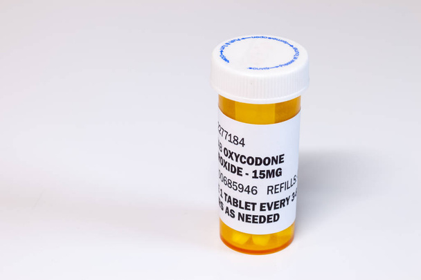 Frasco con comprimidos de oxicodona aislados sobre fondo blanco. La oxicodona es un opioide genérico recetado
. - Foto, Imagen