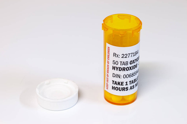 Flacone di prescrizione con compresse di Oxycodone isolate su fondo bianco. L'ossicodone è un oppioide da prescrizione generico
. - Foto, immagini