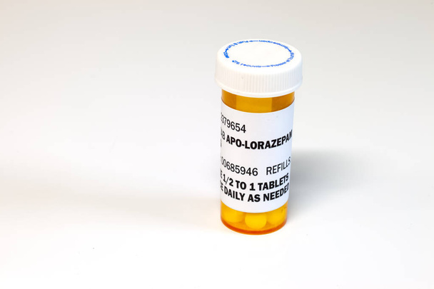 Rezeptflasche mit Lorezapam auf weißem Hintergrund. Lorezapam ist ein verschreibungspflichtiges Generikum gegen Angst. - Foto, Bild