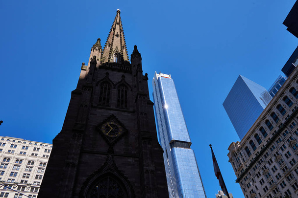 Una comparación fotográfica de la muy antigua y muy nueva muestra Trinity Church en comparación con 125 Greenwich Street visto desde Broadway y Wall Street
. - Foto, imagen