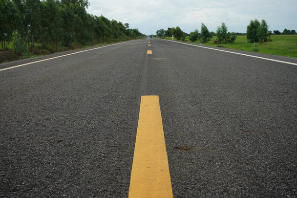 Het wegverkeer verf geel op het asfalt oppervlak - Foto, afbeelding