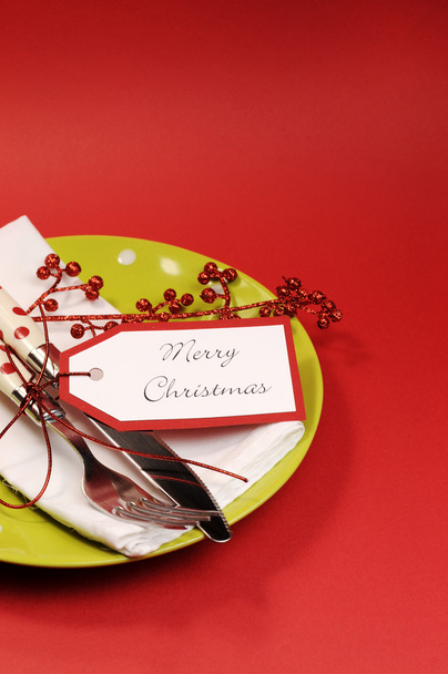 Moderno rojo y limón aguacate verde Navidad almuerzo o cena mesa lugar ajuste
. - Foto, Imagen