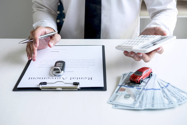 Homme client calcul de la prime d'assurance pour décider du loyer de signature
 - Photo, image