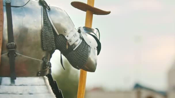 Egy férfi lovag sisakot kezében egy műanyag kardot - Felvétel, videó