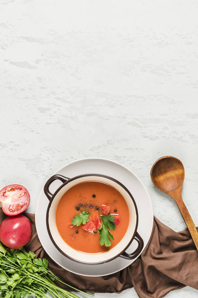 Soupe espagnole au gaspacho froid aux tomates, poivre, ail et fraise
 - Photo, image