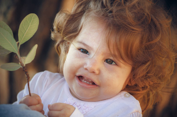 Portrait of baby girl in park - Foto, afbeelding