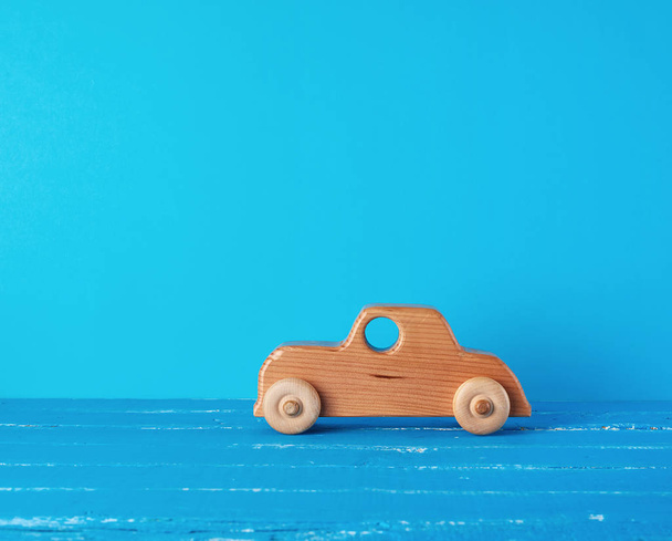 voiture enfant en bois sur fond bleu
 - Photo, image