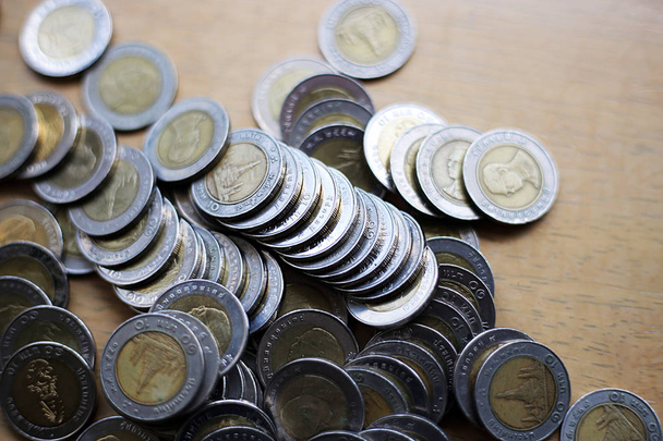 el dinero se junta como una ventana cerca de la ventana. Moneda tailandesa
 - Foto, imagen