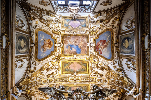Camaldoli Manastırı Toskana Casentino doğa rezerv içinde yuvalanmış. İtalya. - Fotoğraf, Görsel