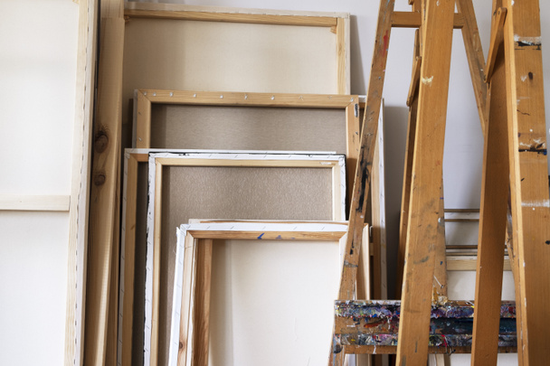 painting canvases and easels in the studio - Foto, afbeelding