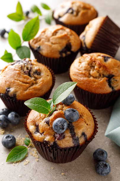 Blueberry muffins with fresh berries - Foto, afbeelding
