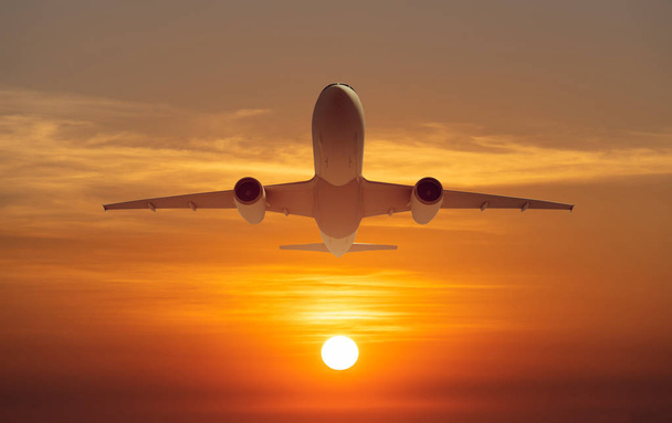 yolcu uçağı gün batımında havaalanından kalkış pisti üzerinde uçmak, gün doğumu - Fotoğraf, Görsel