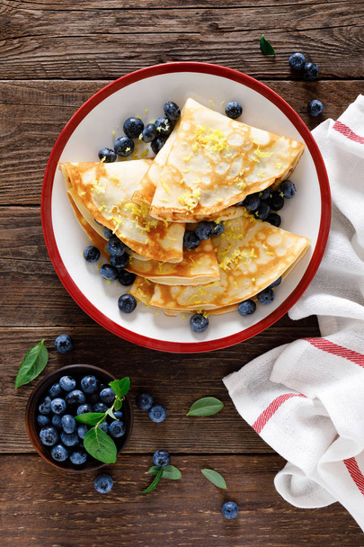 Sweet crepes filled with fresh blueberry - Foto, afbeelding