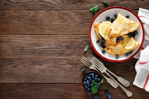 Sweet crepes filled with fresh blueberry - Foto, Imagen