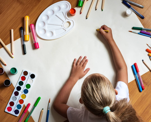 Маленькая девочка рисует на бумаге
 - Фото, изображение