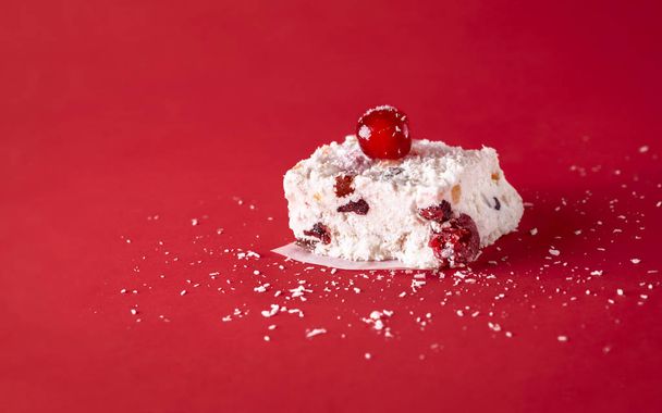 Sobremesa de Natal. Close-up de um único pedaço de bolo australiano
 - Foto, Imagem