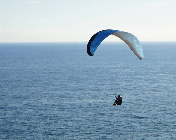 Κράτα το ανεμόπτερο κοντά στον Ειρηνικό ωκεανό - Φωτογραφία, εικόνα
