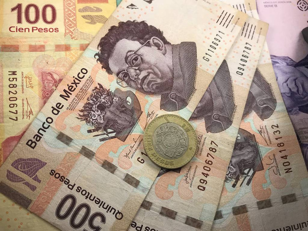 Mexikói peso számlák szét véletlenszerűen egy sík felületen - Fotó, kép