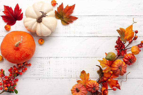 Festive autumn decor from pumpkins, berries and leaves on a whit - Foto, imagen