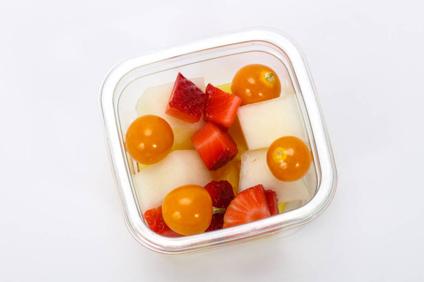 Mezcla de frutas en rodajas en la caja
 - Foto, Imagen