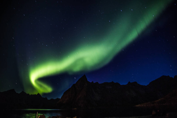 Luces boreales sobre Reine en las islas Lofoten en Noruega
 - Foto, imagen