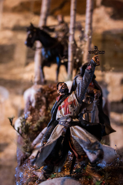 Belle sculpture d'un chevalier templier agenouillé tenant une croix et un chevalier chevauchant un cheval
 - Photo, image