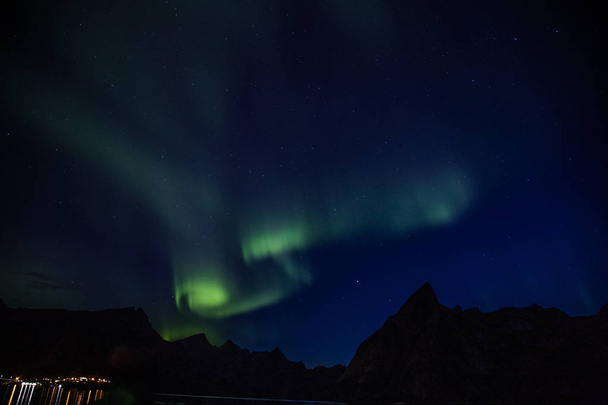 Észak-fények felett Reine a Lofoten szigeteken Norvégiában - Fotó, kép