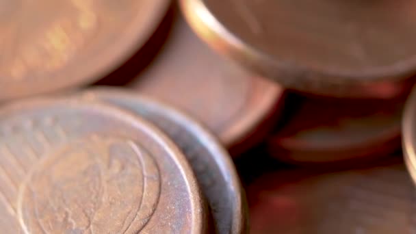 Close-up van roterende bronzen euro munten, geselecteerde focus, wazige achtergrond - Video