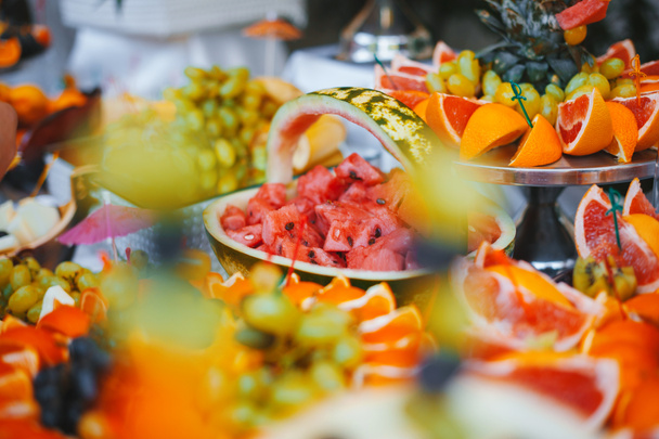 Κλείστε φωτογραφία του μπαρ φρούτων στο γάμο, catering  - Φωτογραφία, εικόνα
