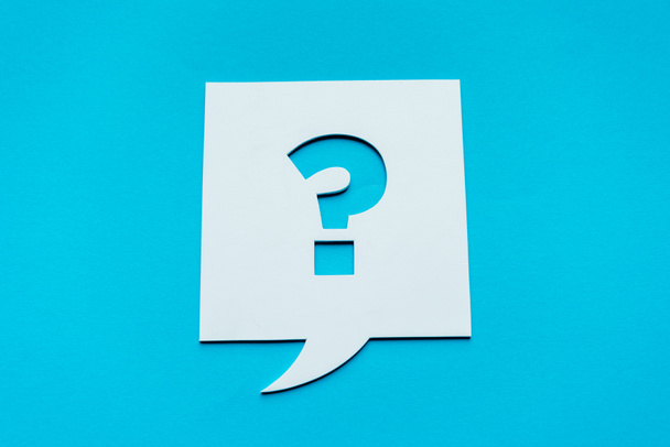 Top view of question mark on white speech bubble isolated on blue
  - Фото, изображение