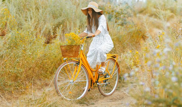Όμορφο όμορφο κορίτσι, φορώντας vintage ρούχα, Ιππασία ένα ποδήλατο  - Φωτογραφία, εικόνα